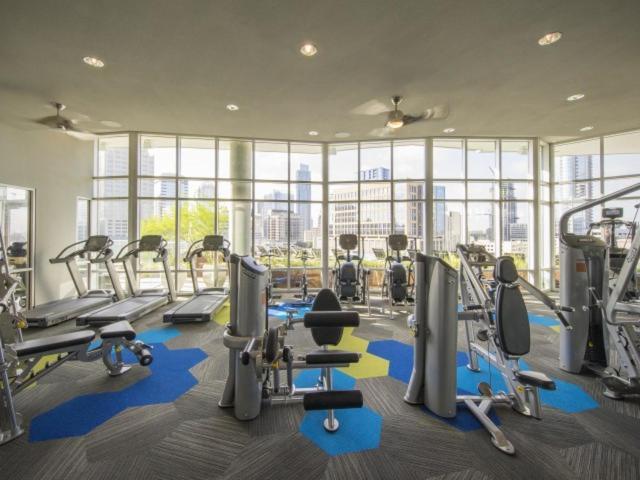 Indulge In Luxury Living 2 Bedroom Gem In The Heart Of Austin With Pool, Gym, And Breathtaking Views Kültér fotó