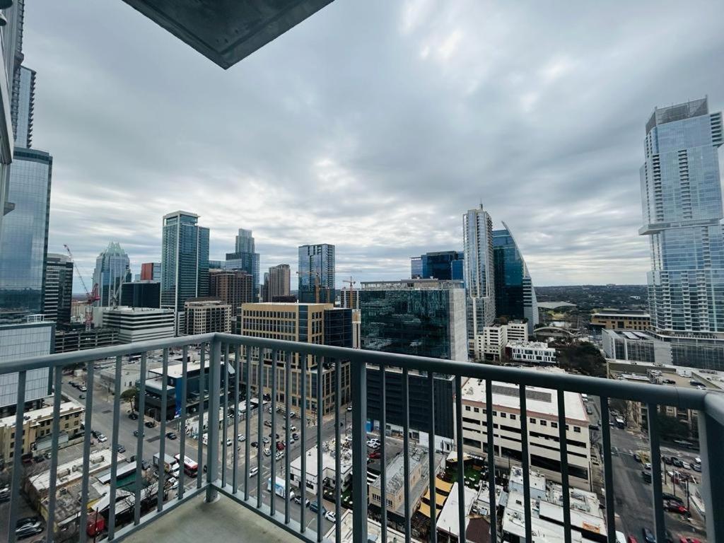 Indulge In Luxury Living 2 Bedroom Gem In The Heart Of Austin With Pool, Gym, And Breathtaking Views Kültér fotó
